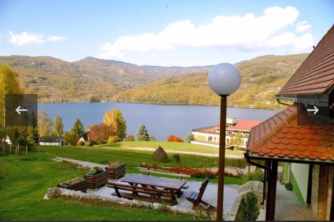 Vila Jezero Bajina Basta Bilik gambar