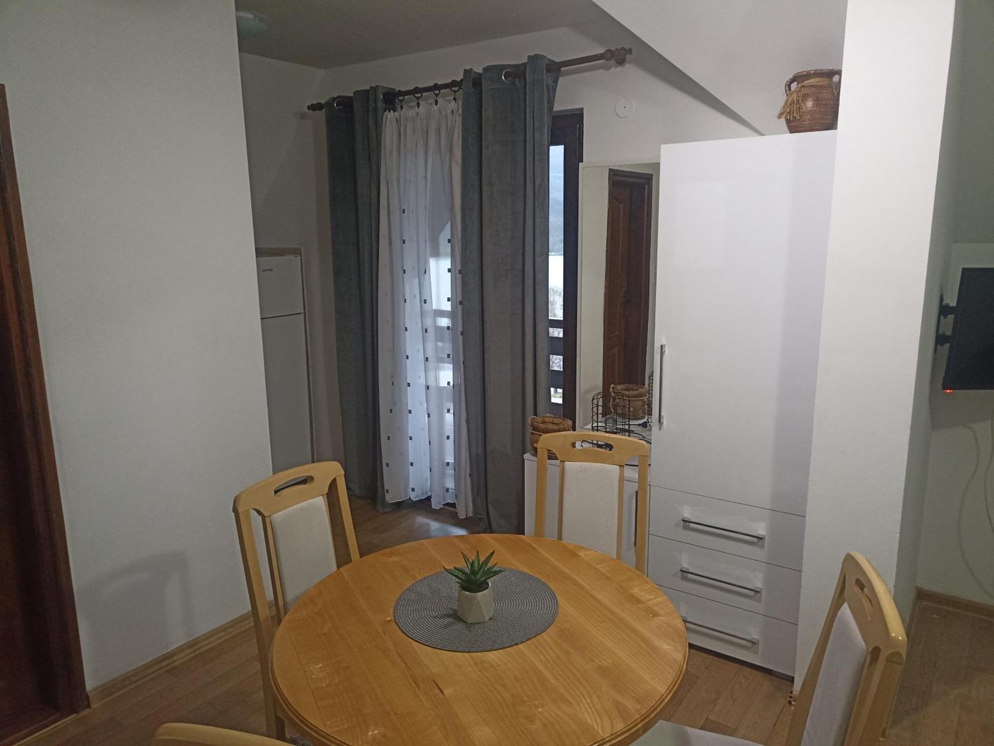 Vila Jezero Bajina Basta Bilik gambar